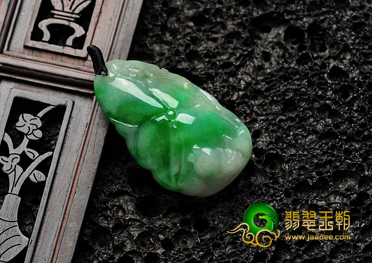 糯冰种翠色缅甸翡翠年年有余挂件