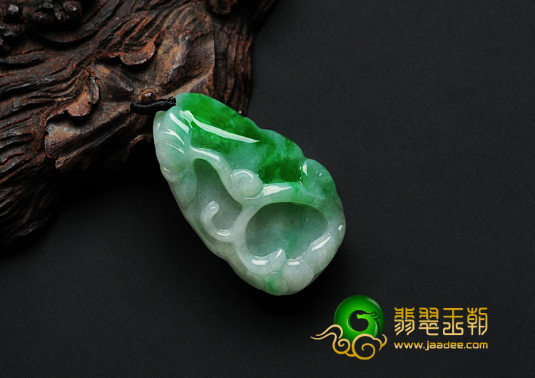 糯冰种翠色缅甸翡翠年年有余挂件