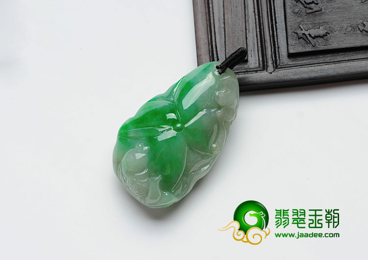 糯冰种翠色缅甸翡翠年年有余挂件