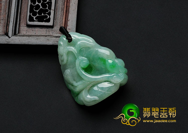 糯冰种翠色缅甸翡翠一品清廉挂件