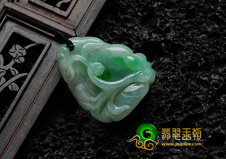 糯冰种翠色缅甸翡翠一品清廉挂件