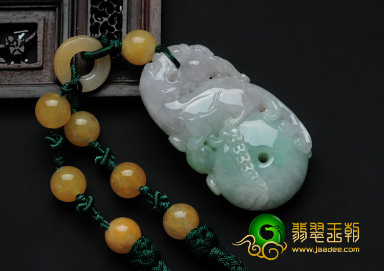 糯冰种春带彩缅甸翡翠招财貔貅挂件