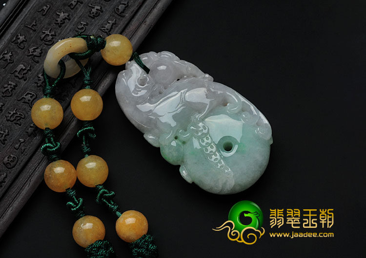 糯冰种春带彩缅甸翡翠招财貔貅挂件