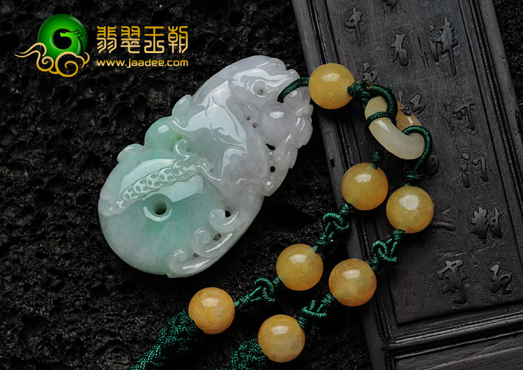 糯冰种春带彩缅甸翡翠招财貔貅挂件