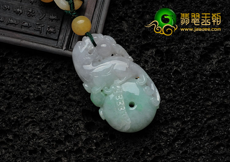 糯冰种春带彩缅甸翡翠招财貔貅挂件