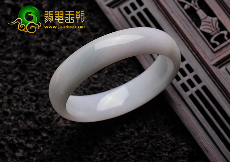 细糯种淡春色缅甸翡翠手镯（56.6mm）