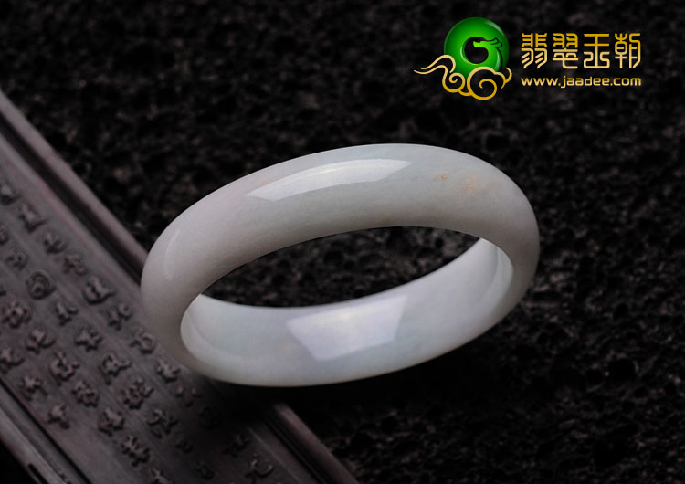 细糯种淡春色缅甸翡翠手镯（56.6mm）