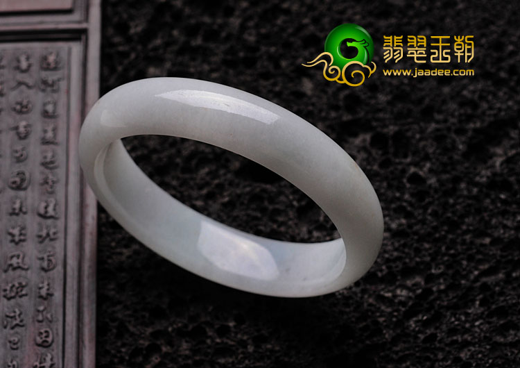 细糯种淡春色缅甸翡翠手镯（58.5mm）
