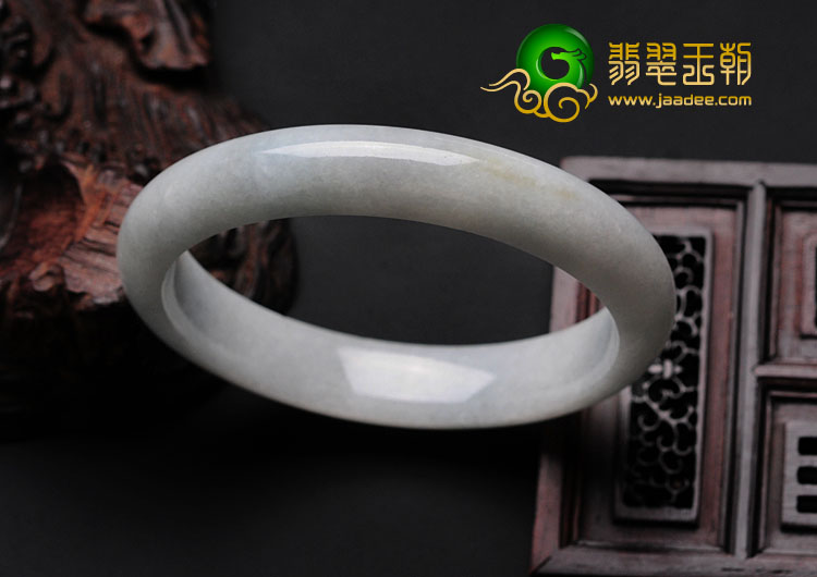 细糯种淡春色缅甸翡翠手镯（58.2mm）
