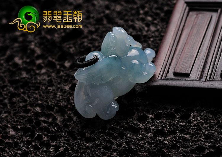 冰种蓝晴水缅甸翡翠貔貅挂件