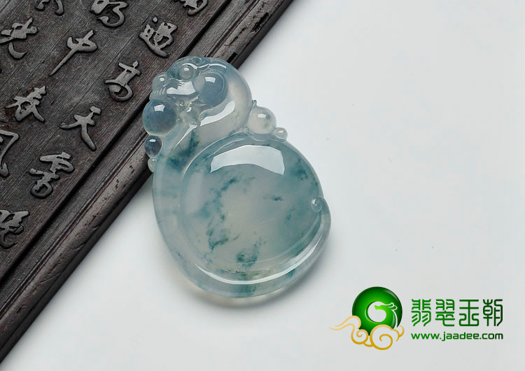 冰玻种飘花缅甸翡翠如意龙挂件