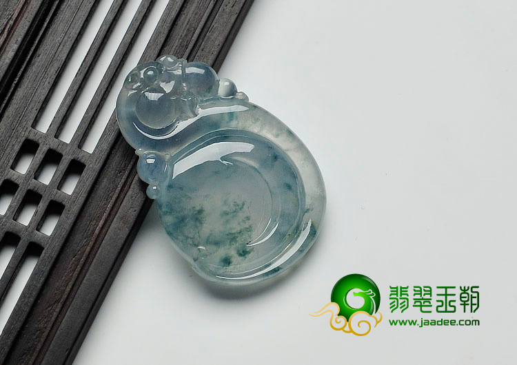 冰玻种飘花缅甸翡翠如意龙挂件
