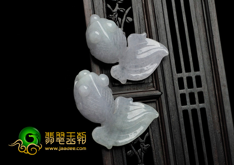 糯冰种淡春带彩缅甸翡翠小金鱼挂件（一对）