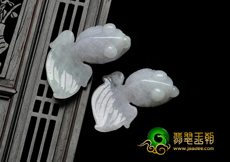 糯冰种淡春带彩缅甸翡翠小金鱼挂件（一对）