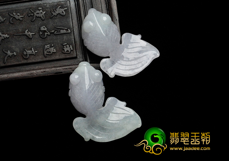 糯冰种淡春带彩缅甸翡翠小金鱼挂件（一对）