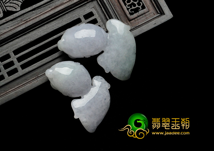 糯冰种淡春带彩缅甸翡翠小金鱼挂件（一对）