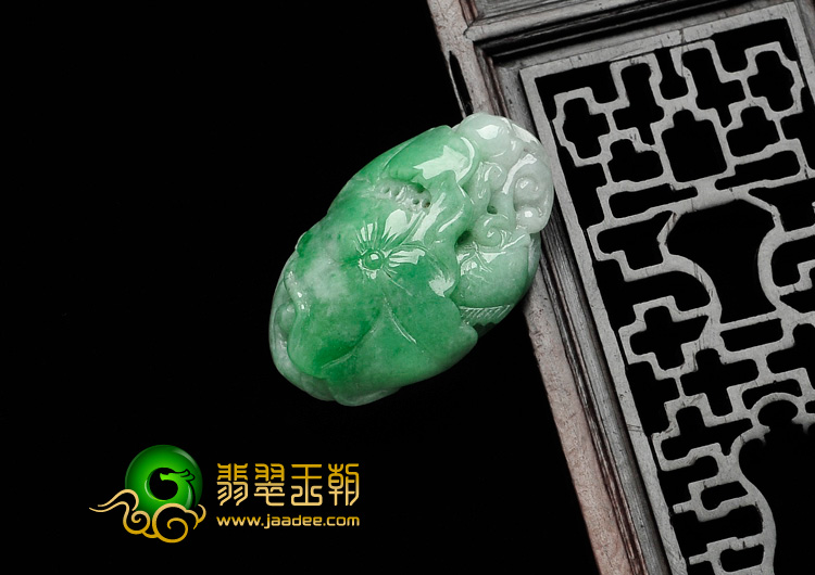 糯冰种翠色缅甸翡翠年年有余挂件