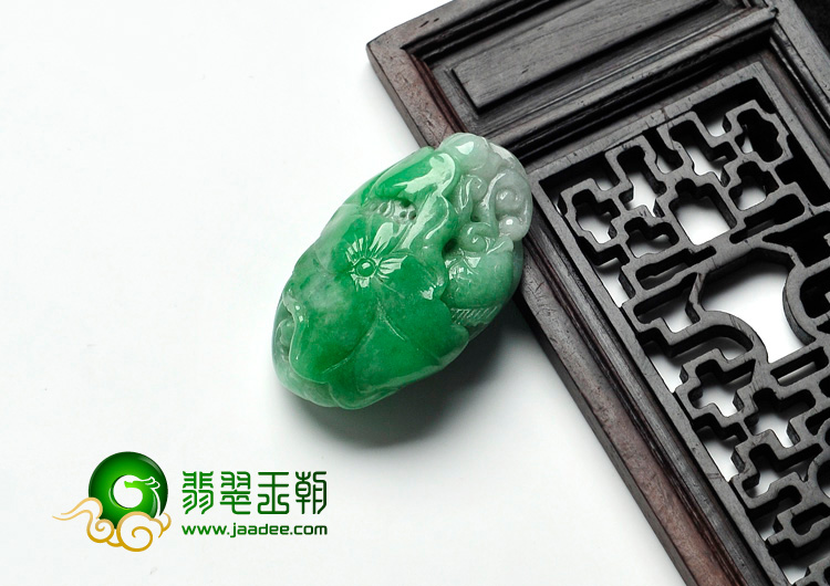 糯冰种翠色缅甸翡翠年年有余挂件