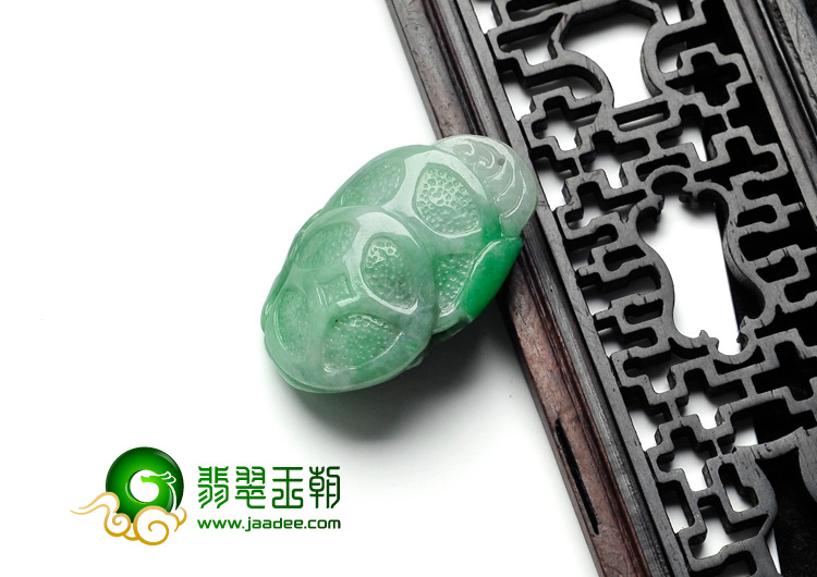 糯冰种翠色缅甸翡翠年年有余挂件