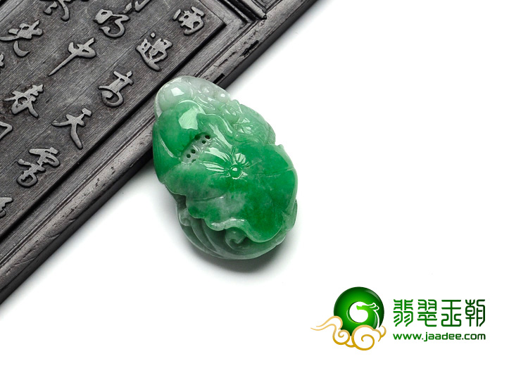 糯冰种翠色缅甸翡翠年年有余挂件