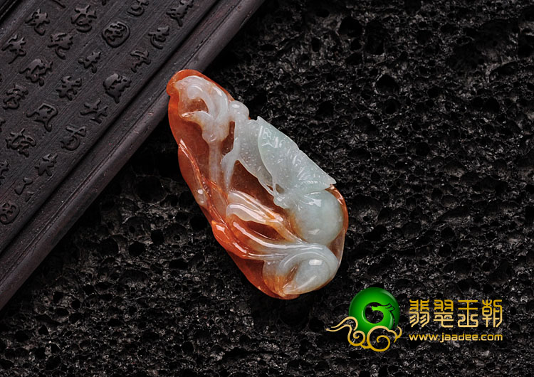 糯冰种红翡缅甸翡翠蝶恋花挂件