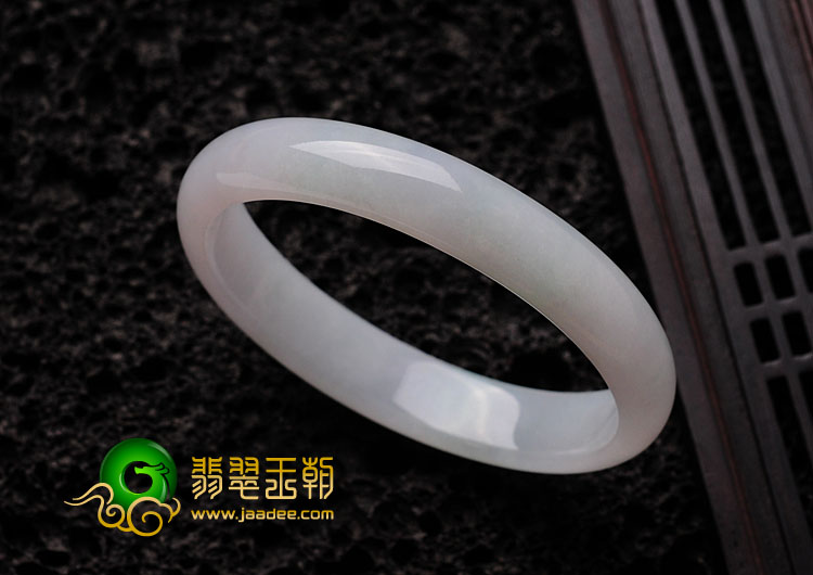 糯冰种淡春带彩缅甸翡翠贵妃镯（52.6mm-44.3mm）