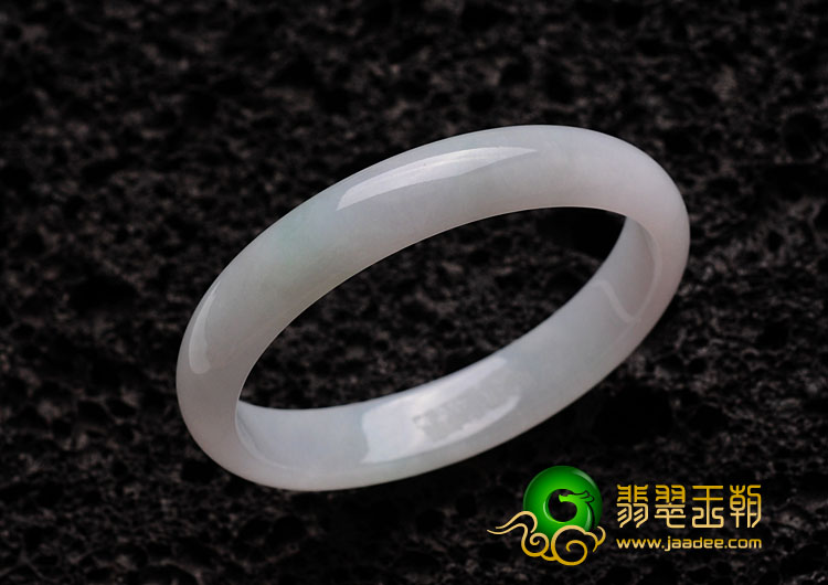 糯冰种淡春带彩缅甸翡翠贵妃镯（52.6mm-44.3mm）