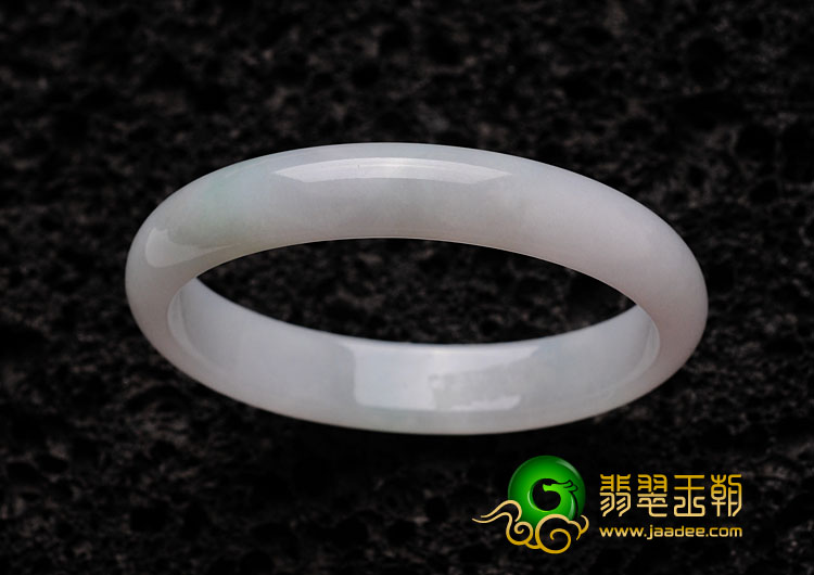 糯冰种淡春带彩缅甸翡翠贵妃镯（52.6mm-44.3mm）