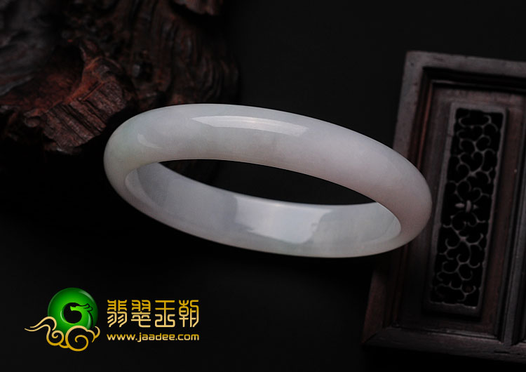糯冰种淡春带彩缅甸翡翠贵妃镯（52.6mm-44.3mm）