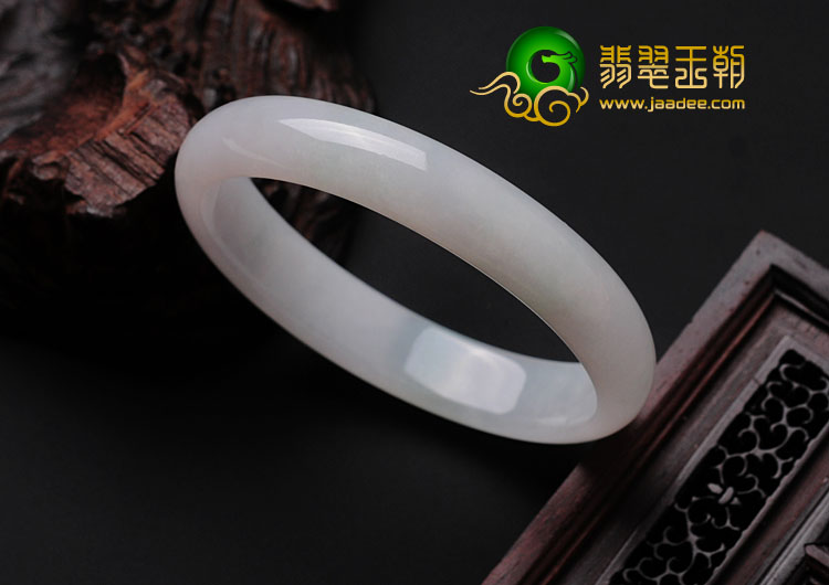 糯冰种淡春带彩缅甸翡翠贵妃镯（52.6mm-44.3mm）