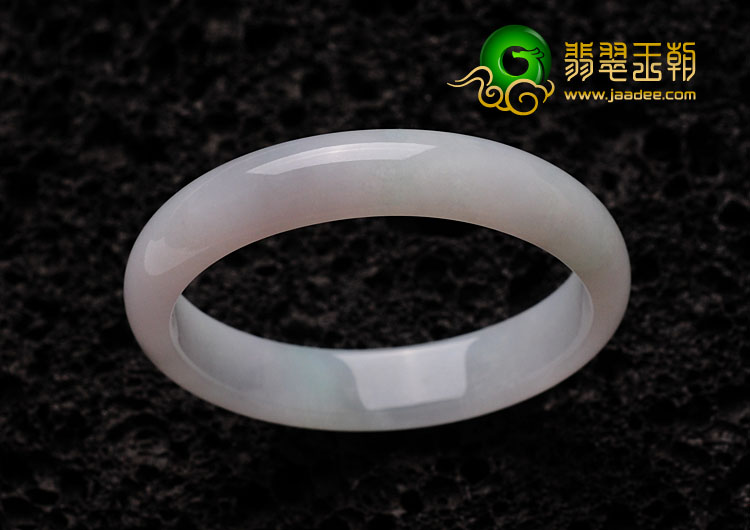 糯冰种淡春带彩缅甸翡翠贵妃镯（52.6mm-44.3mm）