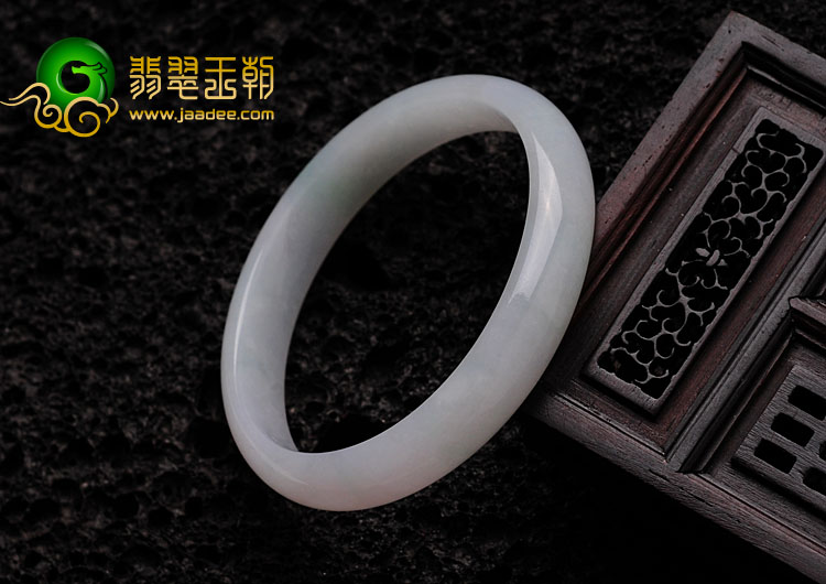 糯冰种淡春带彩缅甸翡翠贵妃镯（52.6mm-44.3mm）