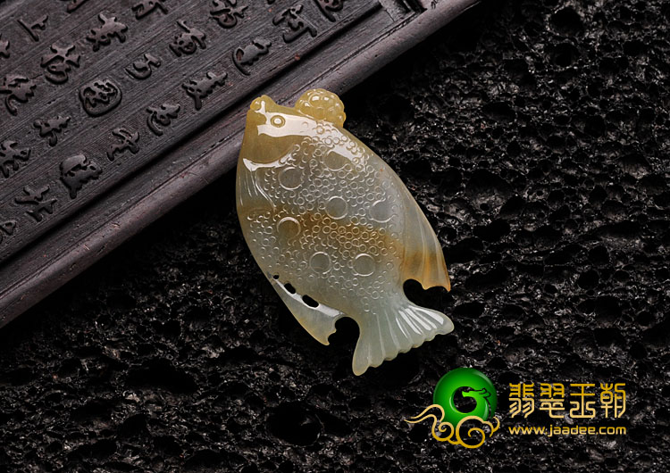 feicui糯冰种黄翡缅甸翡翠鱼挂件