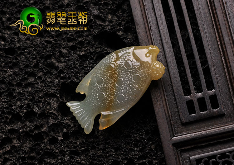 feicui糯冰种黄翡缅甸翡翠鱼挂件