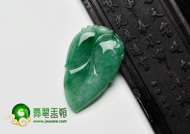 糯冰种豆绿缅甸翡翠叶子挂件
