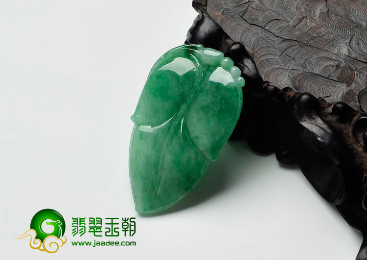 糯冰种豆绿缅甸翡翠叶子挂件