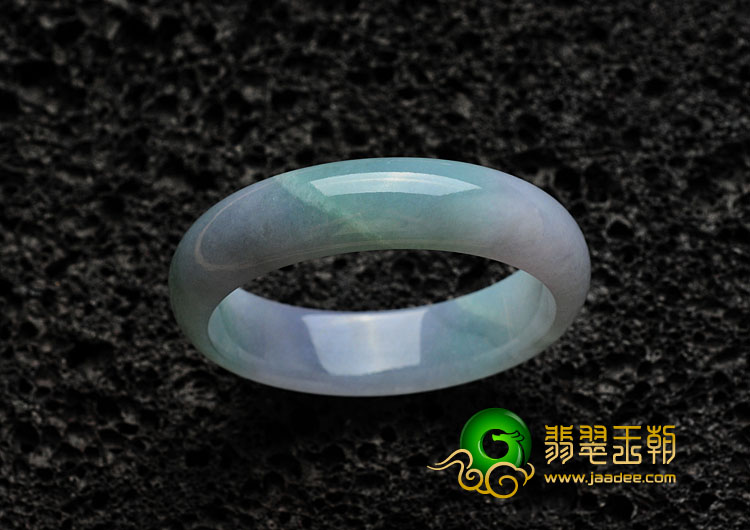 糯冰种春带彩缅甸翡翠手镯（55.5mm）