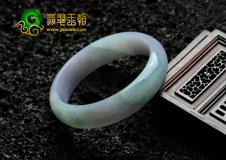 糯冰种春带彩缅甸翡翠手镯（55.5mm）