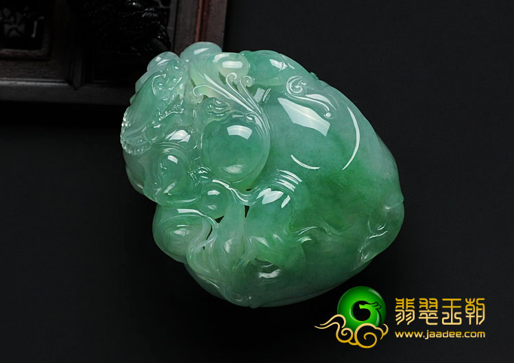 冰种绿晴水缅甸翡翠貔貅寿桃挂件