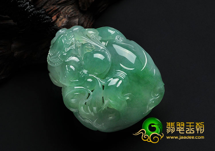 冰种绿晴水缅甸翡翠貔貅寿桃挂件