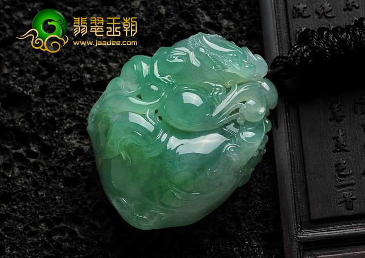 冰种绿晴水缅甸翡翠貔貅寿桃挂件