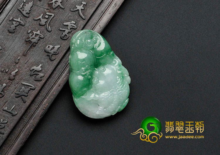 糯冰种翠色缅甸翡翠年年有余挂件