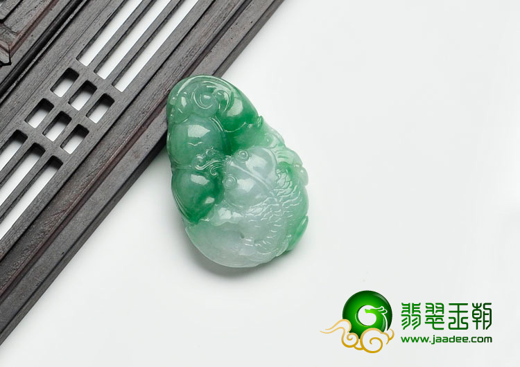 糯冰种翠色缅甸翡翠年年有余挂件