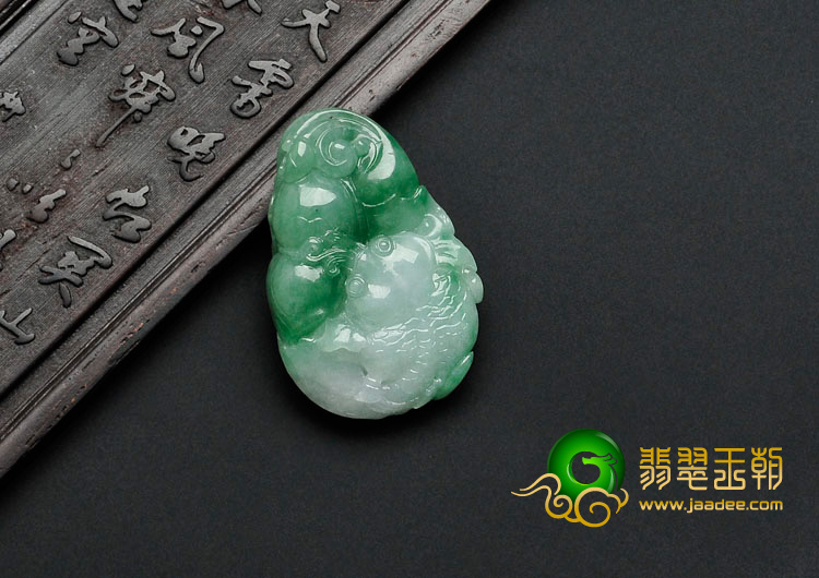 糯冰种翠色缅甸翡翠年年有余挂件