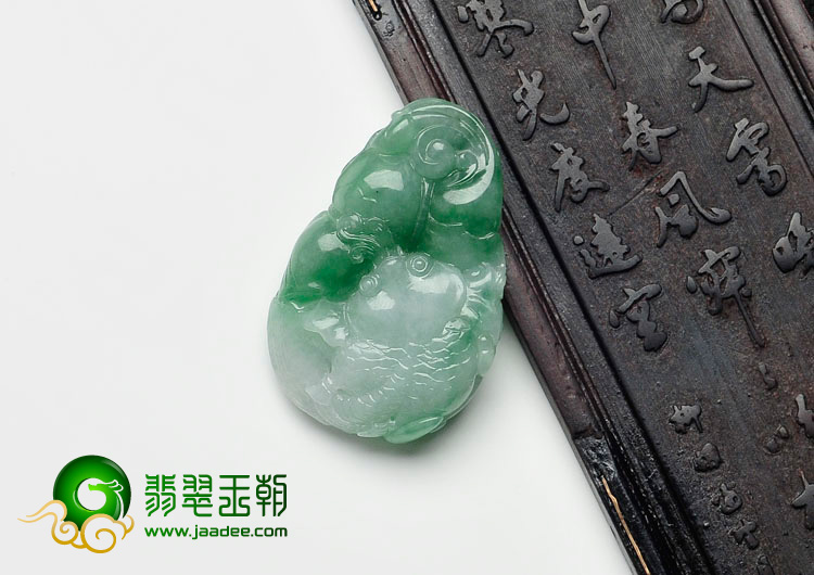 糯冰种翠色缅甸翡翠年年有余挂件