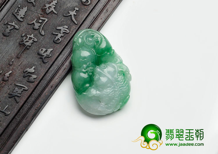 糯冰种翠色缅甸翡翠年年有余挂件
