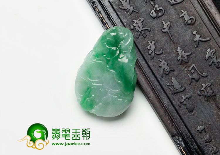 糯冰种翠色缅甸翡翠年年有余挂件