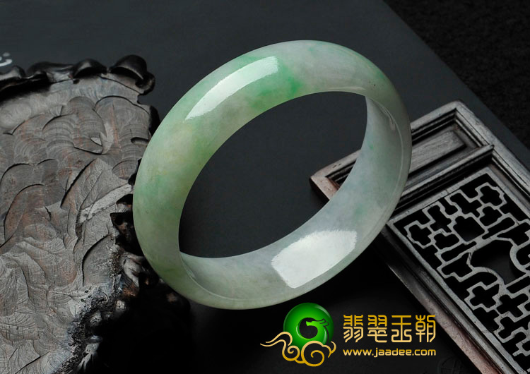糯冰种飘翠缅甸翡翠手镯（56.2mm）