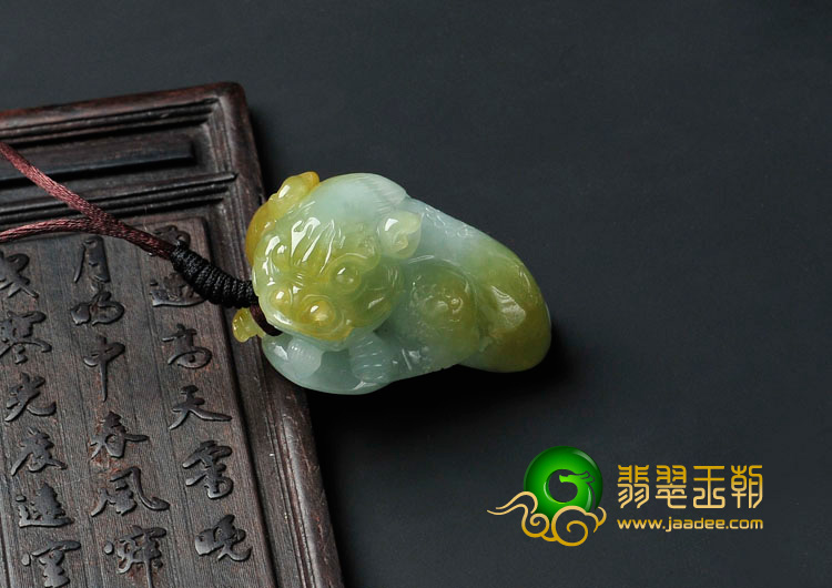 糯冰种黄翡缅甸翡翠貔貅挂件