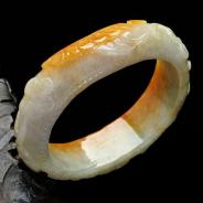 糯冰种黄翡缅甸翡翠吉祥如意贵妃镯（55.9mm-47.5mm）